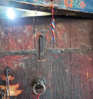 staré dřevěné dveře s klikou