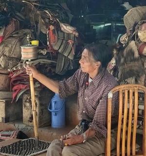 žena sedící na židli v místnosti plné tašek