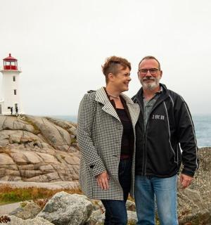 一男一女站在灯塔旁边