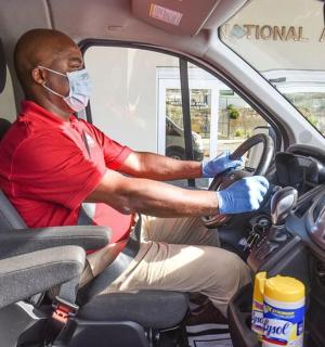 一名戴着口罩驾驶汽车的男子