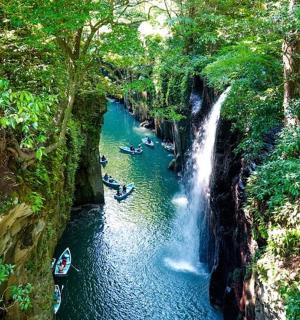 一群人乘木筏顺流而下