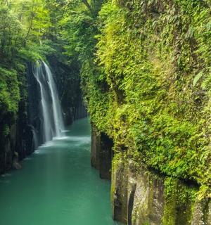 ein Wasserfall mitten in einem Fluss