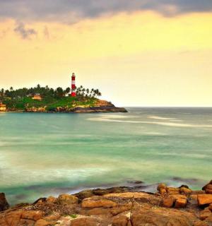 水中小岛上的灯塔