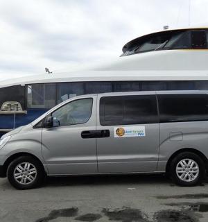 一辆银色货车停在一艘船前