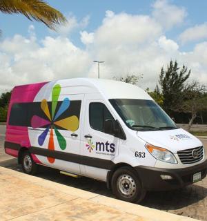 一辆白色货车停在停车场