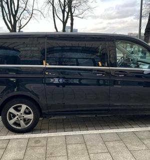 一辆黑色货车停在停车场