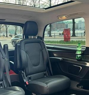 一辆货车，后面放着一个瓶子