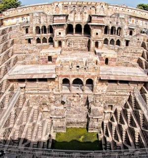 velký amfiteátr s velkou budovou