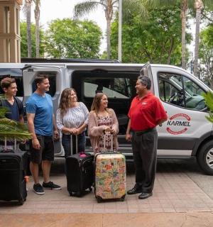 skupina lidí stojících před dodávkou