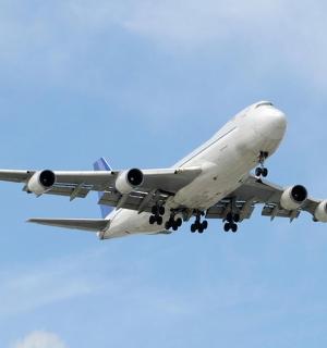 一架飞机在蓝天上飞行