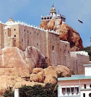 山顶上的一座城堡建筑