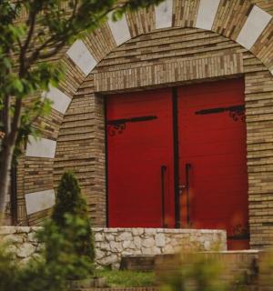 一栋砖砌建筑的红色前门