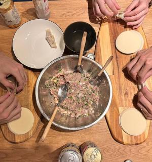 一群人在木桌上准备食物