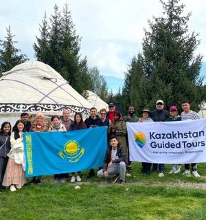 一群人站在蒙古包前举着标语