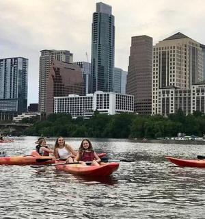 skupina lidí jezdících na kajacích ve vodě