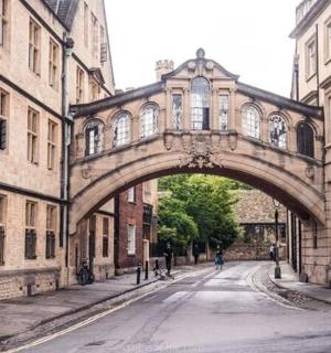 城市街道上的一座老桥