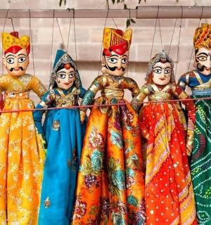 skupina ženských figurek v šatech vystavených