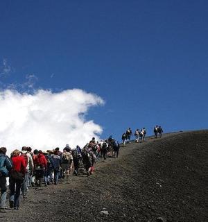 eine Gruppe von Menschen, die einen Hügel hinaufgehen