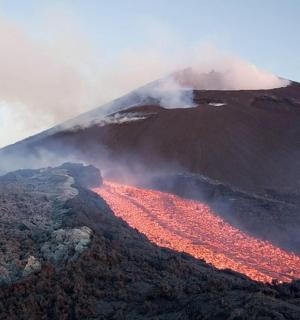 ein Vulkan mit roter Lava auf einem Berggipfel
