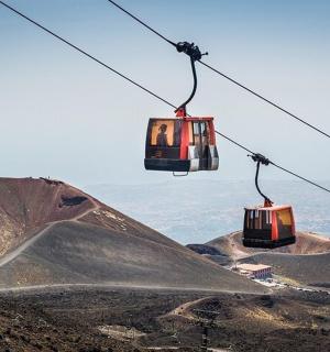 zwei Gondeln auf einem Skilift über einen Berg