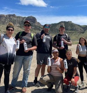 skupina lidí pózujících pro fotografii v horách