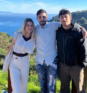 一名女子和两名男子合影