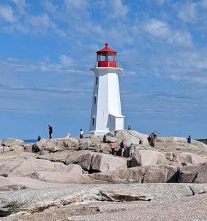 kaljude otsas asuv punane ja valge tuletorn