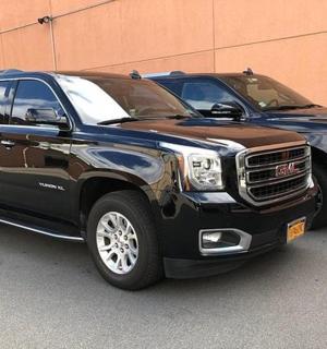 dva kamiony parkují vedle sebe