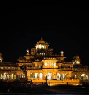 velká budova je v noci osvětlena