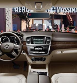 奔驰汽车仪表盘视图