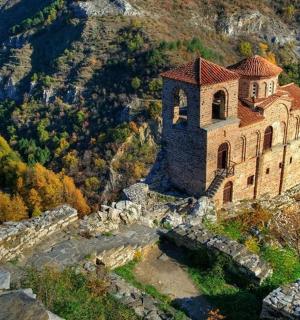 山边的一座建筑