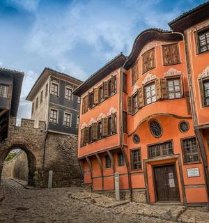 城市中一座带有拱门的橙色建筑