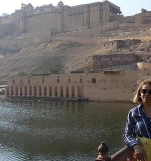 žena stojící na plotě poblíž vodní plochy