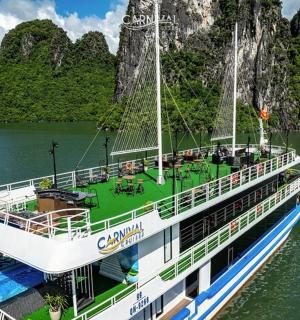 一艘游轮在水中，背景是群山