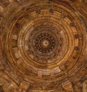 an ornate ceiling of a building with a circle