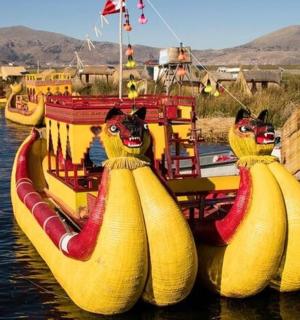 一艘在水中的船，上面有两艘充气船