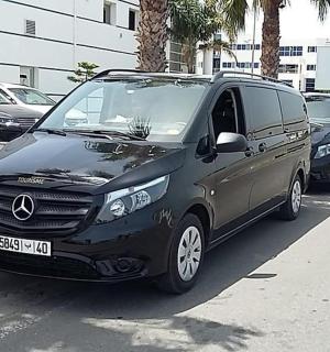 一辆黑色货车停在停车场