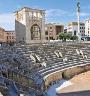 un grande anfiteatro in una città con edifici