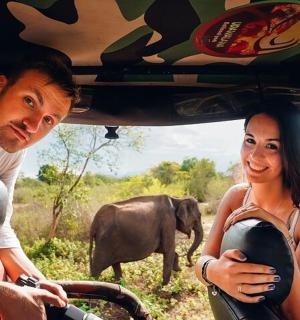 一男一女坐在车后座，车里还有一头大象