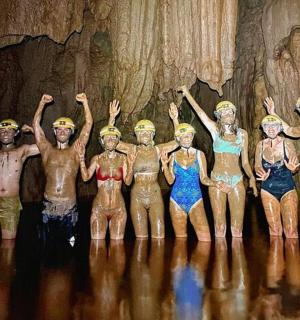 一群男人和女人站在水中