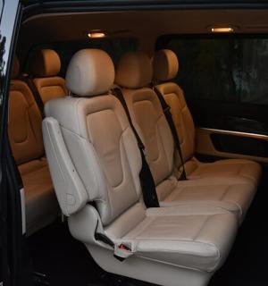 折叠后的小型货车后座