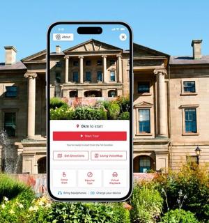 建筑物前的手机