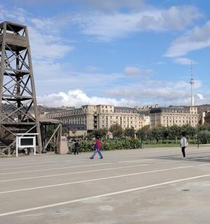 一群人走在一栋大楼前