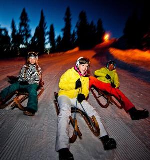 三个人骑着自行车在街上行驶