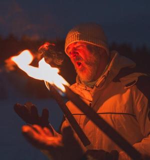 一名男子手里拿着一根火棒