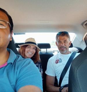 一群人坐在汽车后座