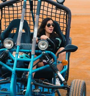 一名妇女坐在婴儿车里