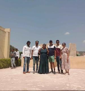 Skupina lidí pózuje pro fotografii ve skateparku