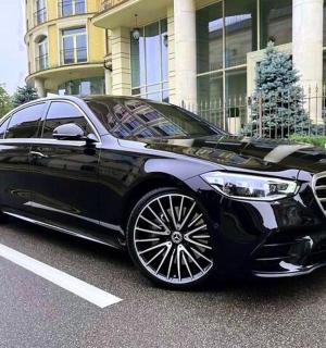 černé auto zaparkované na parkovišti