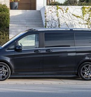 一辆黑色货车停在路边